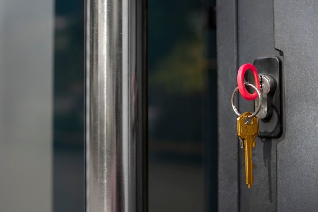 metallic-key-door-lock_23-2151015241