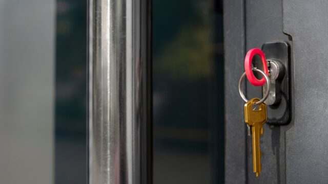 metallic-key-door-lock_23-2151015241