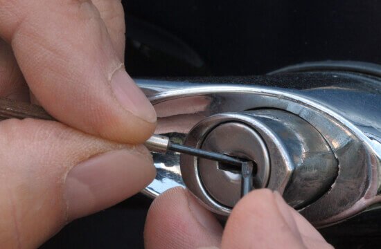 car-lockout-service-unlocking-car-door-dallas-img