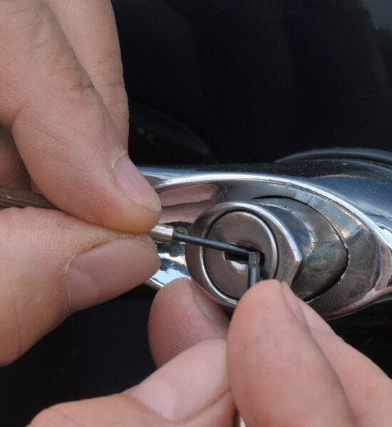 car-lockout-service-unlocking-car-door-dallas-img